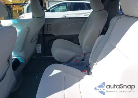 2015 Toyota Sienna Le 8 Passenger z USA, uszkodzony, nr VIN 5TDKK3DC0FS671554